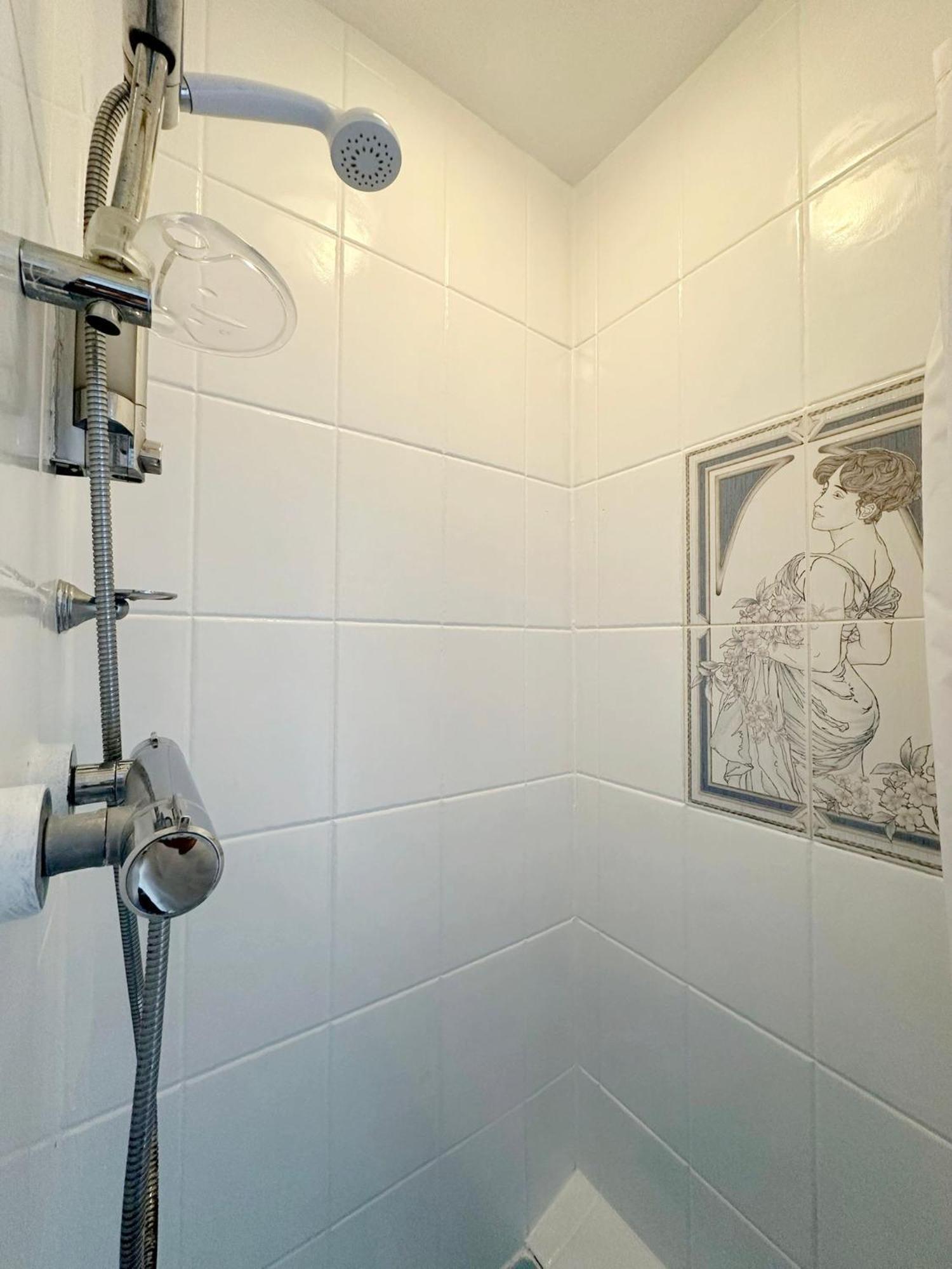 Double Room En-Suite Bathroom