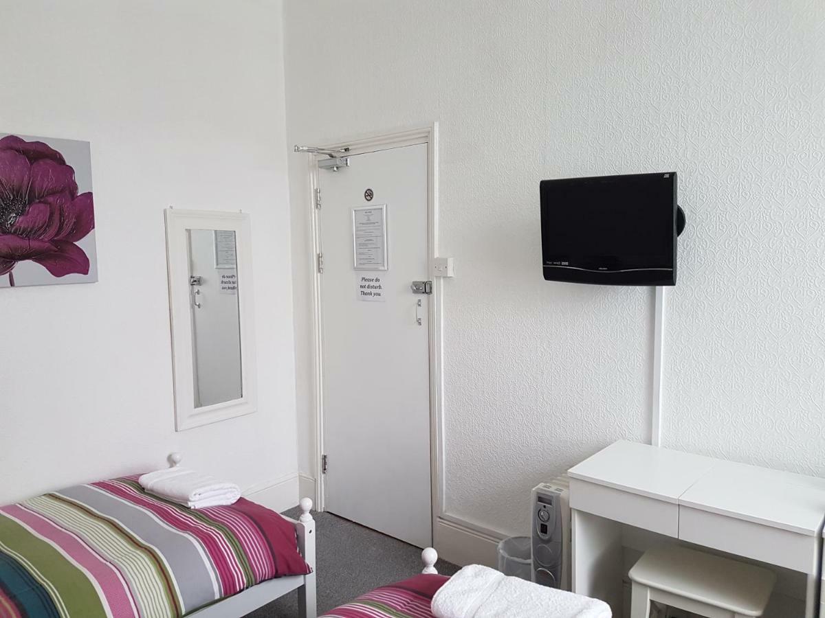Standard Twin Room with Shared Bathroom
